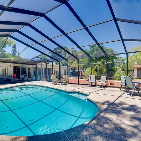 Family Stay With Pool Dock & Lanai In Tampa